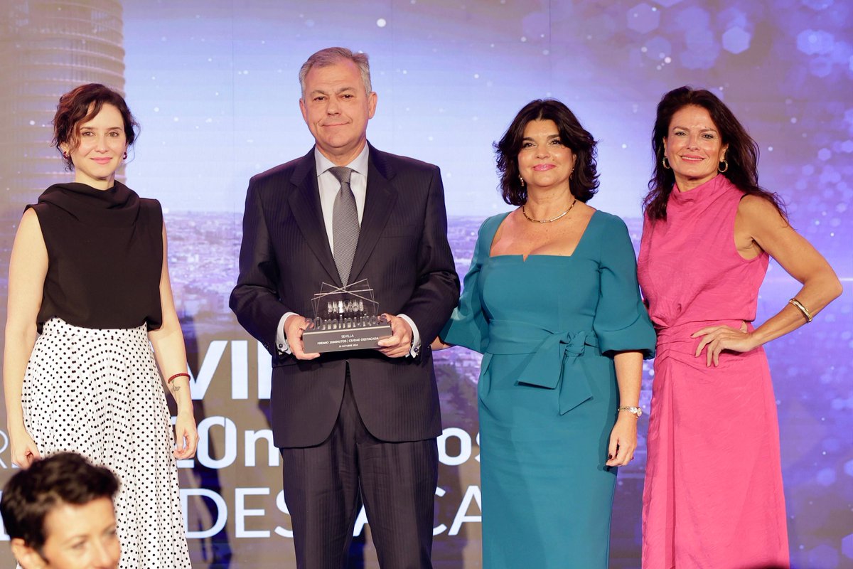 <a href="/encarnasamitier/">Encarna Samitier</a> <a href="/henneomedia/">henneo</a> <a href="/jesusmorales01/">Jesús Morales</a> <a href="/boticariagarcia/">Marián García</a> <a href="/MarotoReyes/">Reyes Maroto</a> <a href="/LolaFdezOchoa/">Lola Fernández Ochoa</a> <a href="/fundblanca/">fundblanca</a> <a href="/Noemidemiguel/">Noemí de Miguel</a> <a href="/caixabank/">CaixaBank</a> <a href="/iberdrola/">Iberdrola</a> <a href="/iberiaexpress/">Iberia Express</a> <a href="/Telefonica/">Telefónica</a> <a href="/Veolia_Es/">Veolia | España</a> El Premio Ciudad Destacada es para la ciudad de Sevilla, lo recoge  José Luis Sanz (<a href="/jlsanzalcalde/">José Luis Sanz</a>): "Sevilla es esa capital a la que cruza el magnífico río Guadalquivir. Fuimos la puerta de entrada de la diversidad y la cultura"