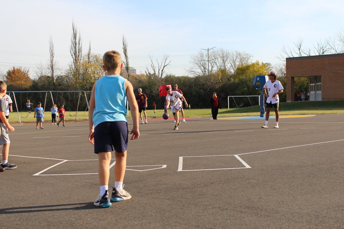Thank you to <a href="/CUChicago/">Concordia University Chicago</a> baseball coach (and Westfield dad!) Kolin Conner for bringing some <a href="/CUCbaseball/">CUC Baseball</a> players to @Westfield today for math and recess fun!
The students loved learning from all of the Cougar players! ⚾️