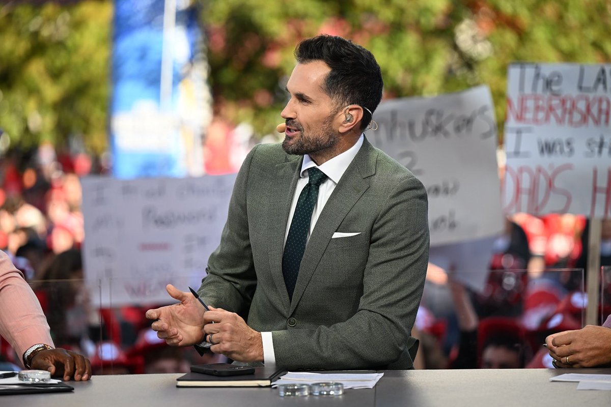 sotoandco's tweet photo. Week 9 of college football gave us some fantastic #SotoAndCo suits to marvel on @BNKonFOX 

Shoutout @MattLeinartQB and @markingramII for wearing them best! #CFBonFOX https://t.co/jdIsflT3Ep
