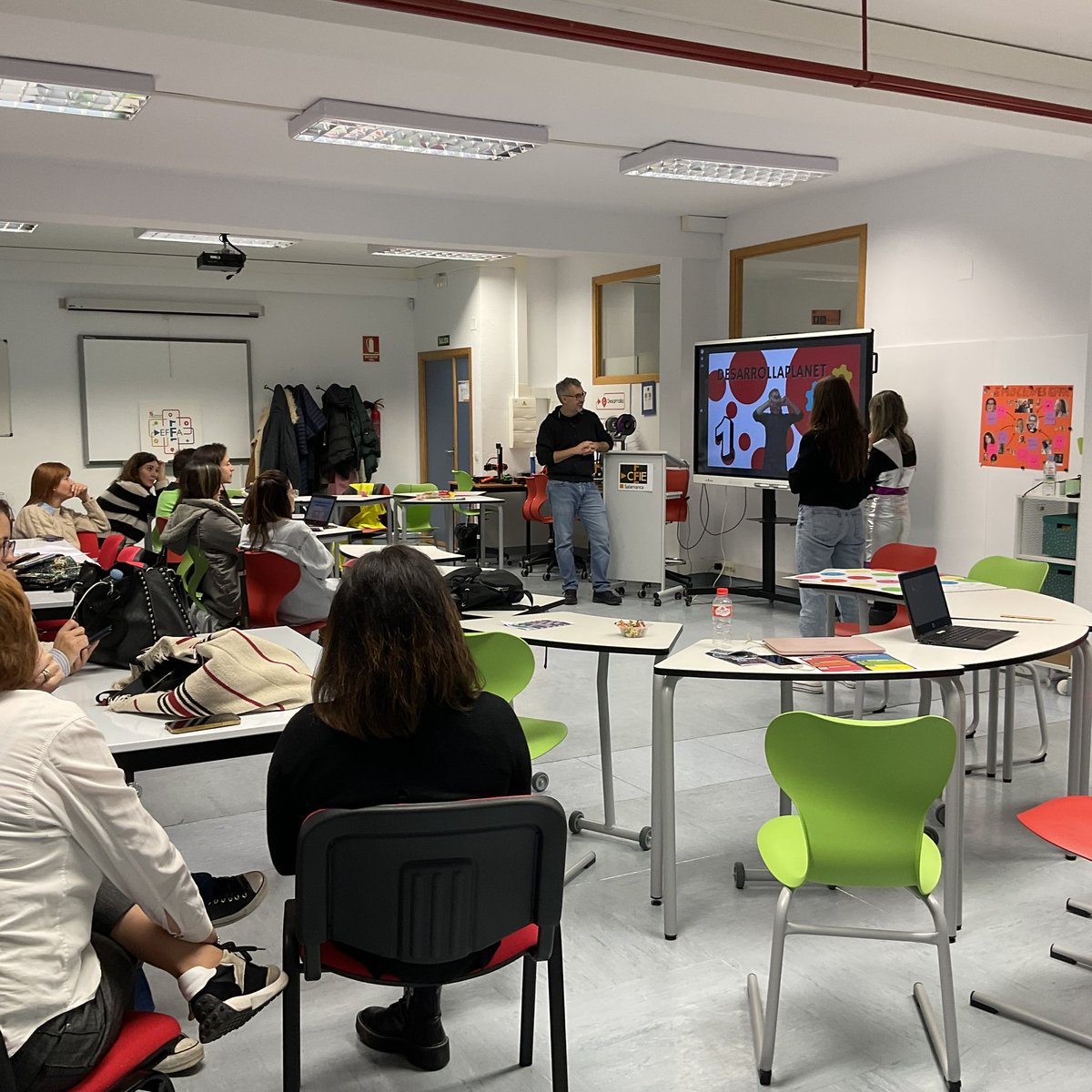 CFIESAinfantil's tweet photo. Estupenda e intensa tarde de formacion con @cralosrobles 
@LdaVinci_ies y  @ceipmartingaite, participantes en el PIE EFFA y con @Veriches_ de ponente. Gracias a todos por compartir vuestros conocimientos y aprendizajes @cfiesalamanca @CSFPJCYL #formaciónCyL https://t.co/iKUjT2QFh9