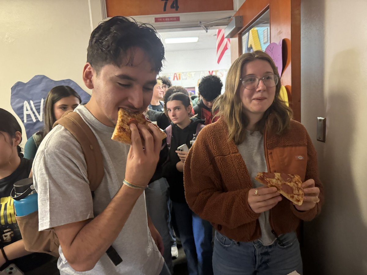 RedwoodFBLA_'s tweet photo. Thanks for making our Buddy Up Meeting today a success! This was a huge success and a great way for new members to partner with returning members to learn make about comps, community service, &amp; more! Plus sharing pizza was a great addition! #JoinTheTradition @FBLA_National https://t.co/A3rIWzP49G