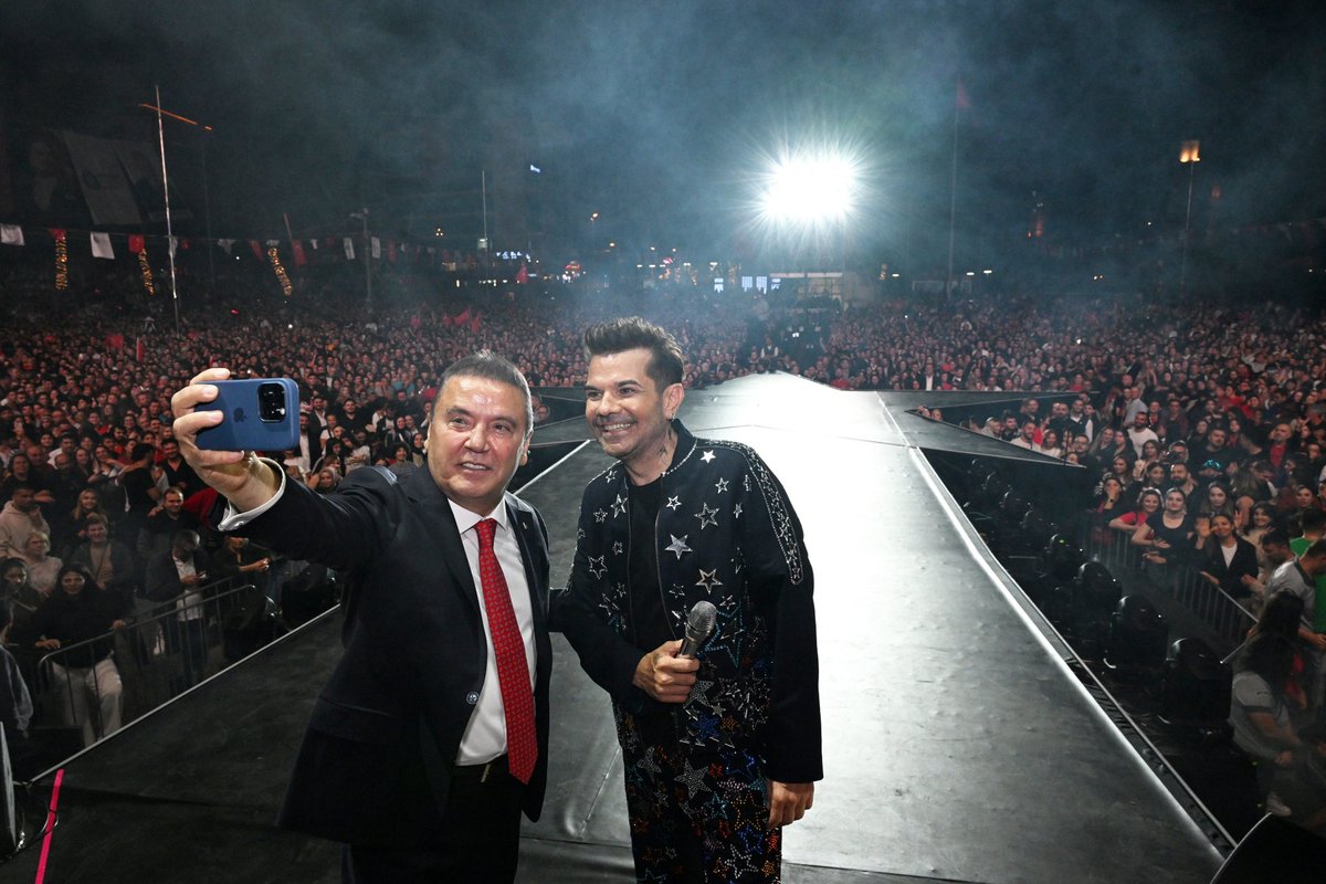 Cumhuriyetimizin 101. yılını Gazi Mustafa Kemal Atatürk’ün izinde, coşkulu bir kalabalıkla Kenan Doğulu’nun (<a href="/kenandogulu/">Kenan Doğulu</a>) konseri eşliğinde kutladık.

Özgürlüğe, bağımsızlığa ve aydınlık yarınlara olan inancımızla sonsuza kadar Cumhuriyet! 🇹🇷
#Cumhuriyet101Yaşında