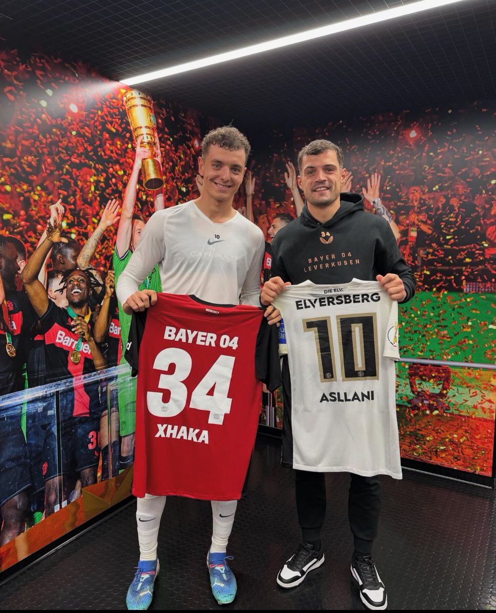 Fisnik Asllani exchanged shirts with Xhaka after their match in the DFB Pokal! 🇽🇰😍