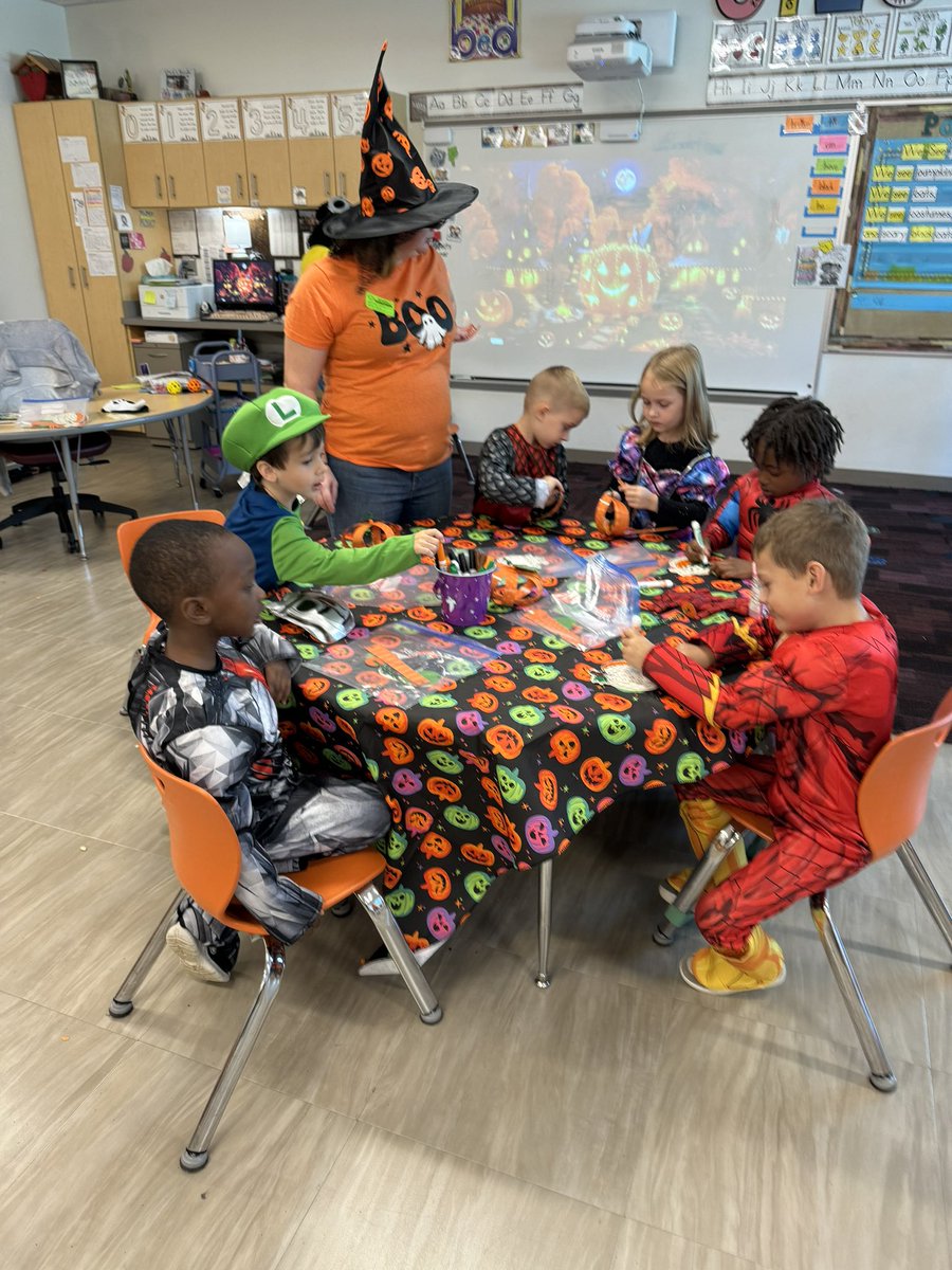Kindergish's tweet photo. Thank you to the parents for making our first school party such a success! 
#kindergarten #woodridge https://t.co/1iXVV3QLiO
