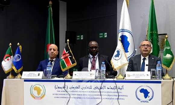 APS_Algerie's tweet photo. Tenue à #Alger 🇩🇿 de la 12e session de la réunion du Comité directeur d'#AFRIPOL
🔗https://t.co/tsnxJWjAyI https://t.co/8xdCrcYvP4
