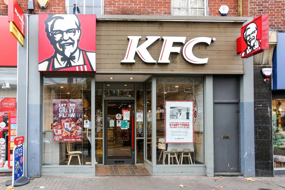 thefernandocz's tweet image. In 2018, KFC pulled off the greatest comeback in food history.
KFC ran out of chicken because of a delivery mistake.
750 branches shut down. Millions of hungry customers. An outraged public.
But what KFC did in response changed business forever…
Here's the full story: