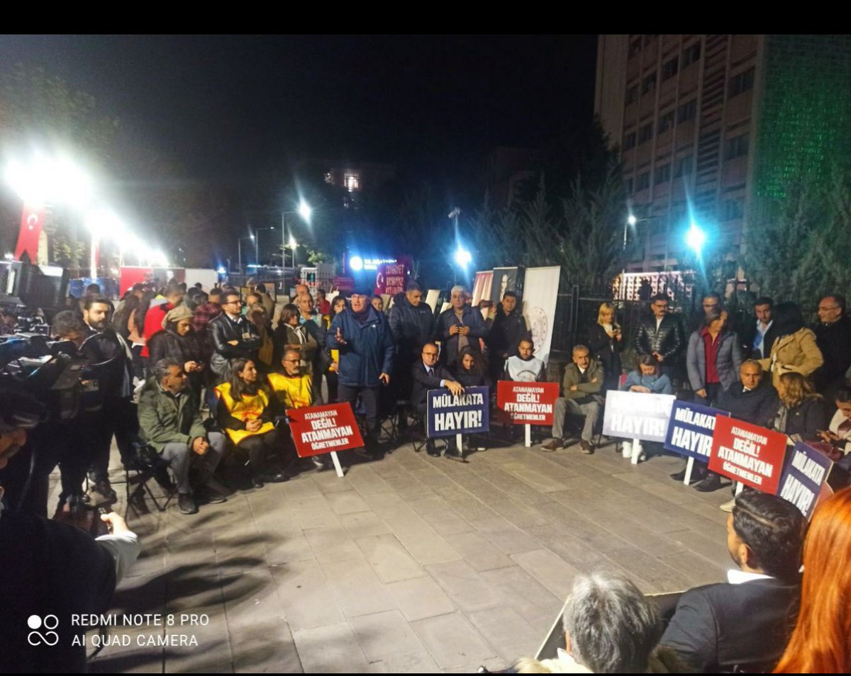 SelamiTalay1905's tweet photo. 📍Ankara/MEB

Chp Genel Başkan Yardımcısı Suat Özçağdaş ve milletvekilleri öğretmen mülakatları sebebiyle oturma eylemine başladı.
@ugurdundarsozcu
@fatihportakal @ismailsaymaz @KucukkayaIsmail @selcukktepeli @ersoyakif1 @dogansenturk 
@kursatkarasolak @cuneytiltus
#CBMülakatıKaldır