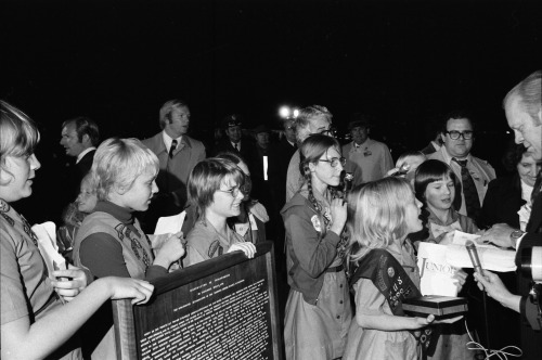 Ford_Library's tweet photo. #OTD in 1975, 10 members of Girl Scout Troop #208 from Richland Center, WI, presented a version of the Declaration of Independence, spelled out entirely in alphabet noodles on a walnut plaque, to President Ford. It took 60 hours to arrange more than 8,000 noodles! NAID 45644269 https://t.co/UlqCsQGGw4