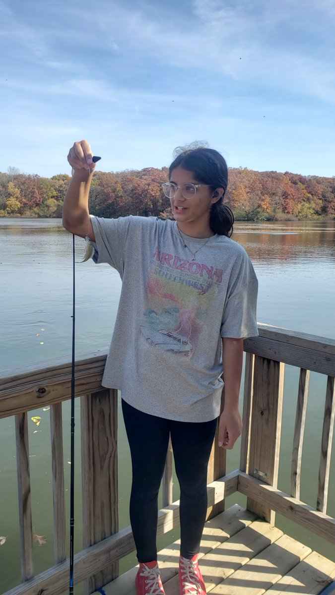 SalyardsClass's tweet photo. We had such a fun time on our field trip to @SunriseLakeOEC today! The weather was ABSOLUTELY GORGEOUS! My students loved the paddle boats, archery, building scarecrows and fishing. Thank you SLOEC staff! 🎣 🍁 🚤 https://t.co/PWSGsWNhzL