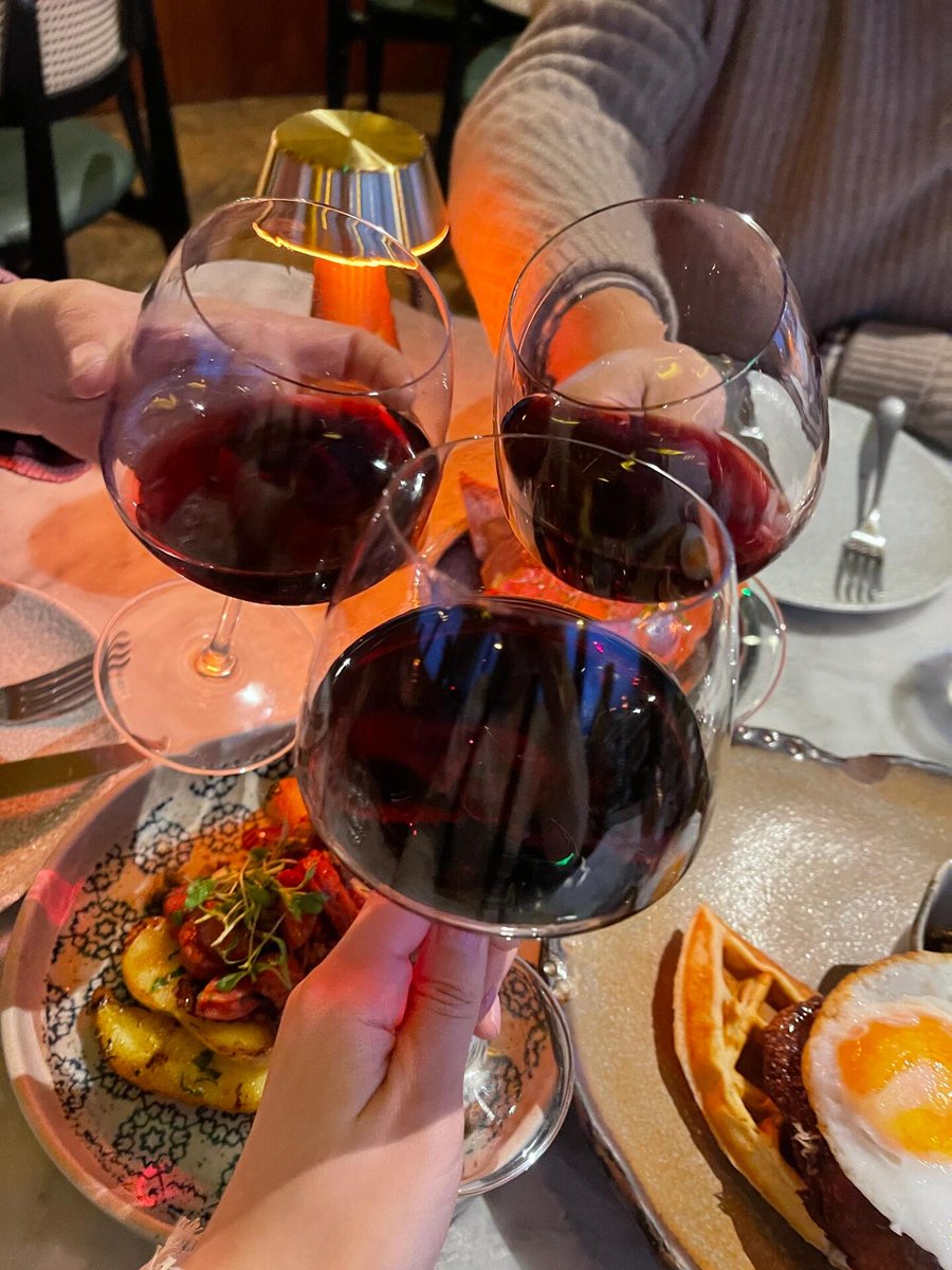Offeirichard20's tweet photo. Cheers to good food, great wine, and happy family dinner.🍷🍽 https://t.co/SF7swYU3QH