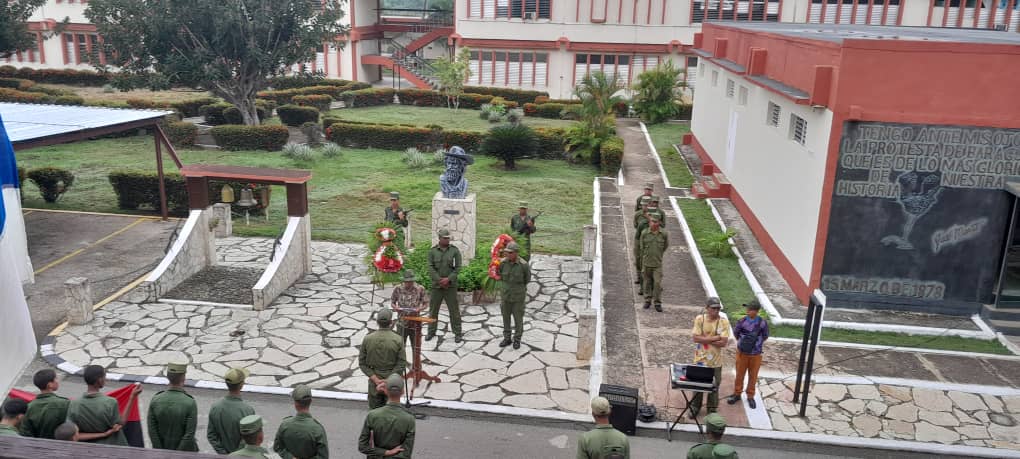 Islarebelde1959's tweet photo. En este acto de recordación se puso de manifiesto que Camilo Cienfuegos, conocido como Señor de la Vanguardia, el Héroe de la Eterna Sonrisa, el Hombre de las mil anécdotas, el del Sombrero Alón y el Héroe de Yaguajay, vive en cada uno de nosotros, porque #CamiloEsPueblo https://t.co/kfC9tE9t4N