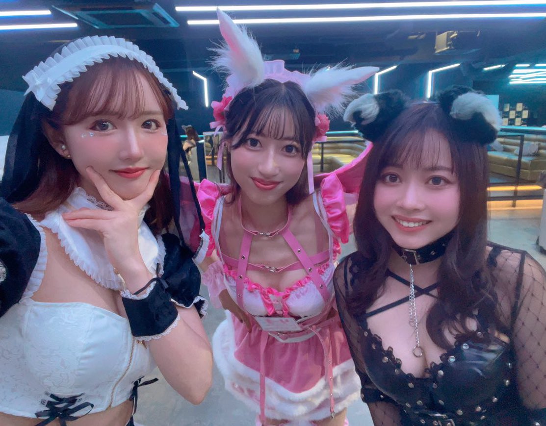 水曜日です！おはよう🐼
先日のハロウィンパーティでいっぱいお話したお2人です🍓写真左はミスいちご2024のAIさん。優しくて気品があってとっても素敵な方でした🐼真ん中はフレッシュ専属モデルのりーささん。全員知り合い？って思うくらいフレンドリーでした！その場がパッと明るくなってました☀️