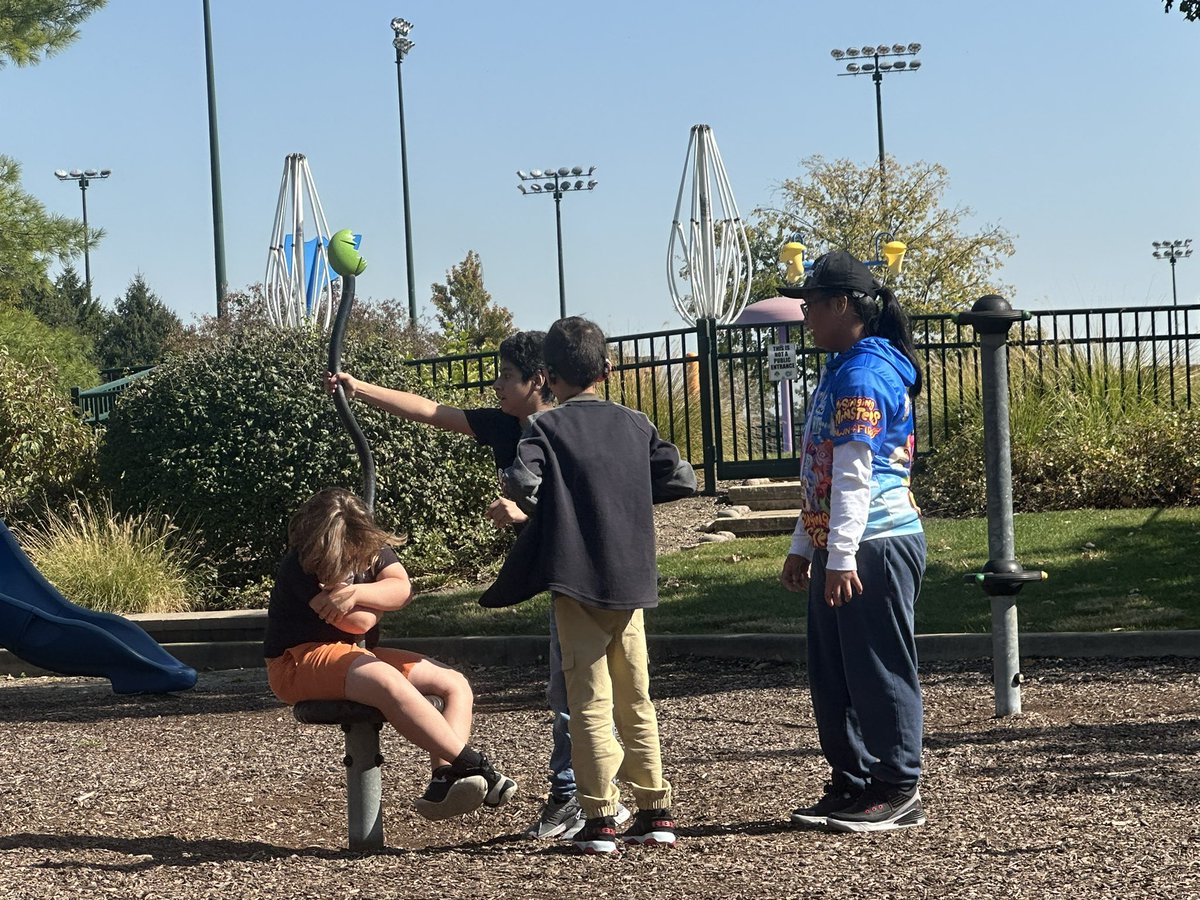 SalyardsClass's tweet photo. A few weeks ago, our DHH middle schoolers got to meet and socialize with other Deaf and hard of hearing kids from the SASED co-op. Being able to communicate easily with new friends was such a treat for our group! 🤟🏻 🤚🏿 https://t.co/No3ZF1cIl3