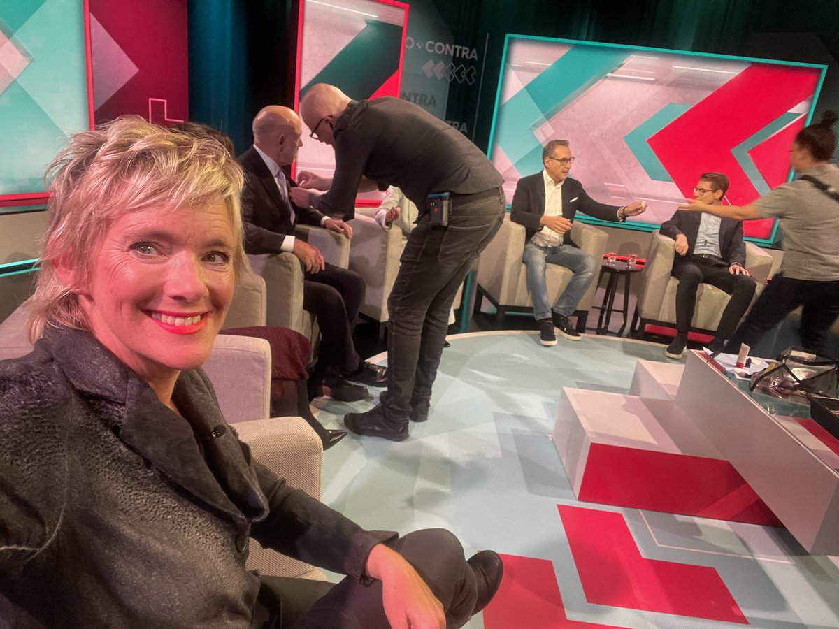 hoppenina's tweet photo. Ich sitze rechts außen - jetzt 22.30 auf @puls4 #proundcontra https://t.co/iLTqcVtVSh