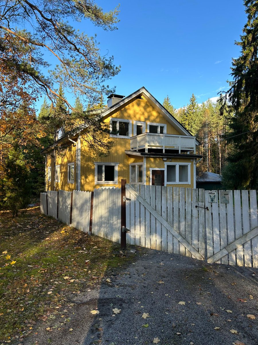 TuijaVirtanen's tweet photo. Siinä se nyt on. Villa Virtanen vol 2 a.k.a Käenpesä 😍
Vanha talo piharakennuksineen ja riittävän kokoinen talli (ehkä) 🤔Naapureina metsää. Hulluiksi sanovat ja niin tehdään usein itsekin 🫣😂
Tää vaan tuntuu omalta. Myydään pois sitten kun ei enää jaksa. 
#bootcamp247 https://t.co/ZEpDPJTrEn