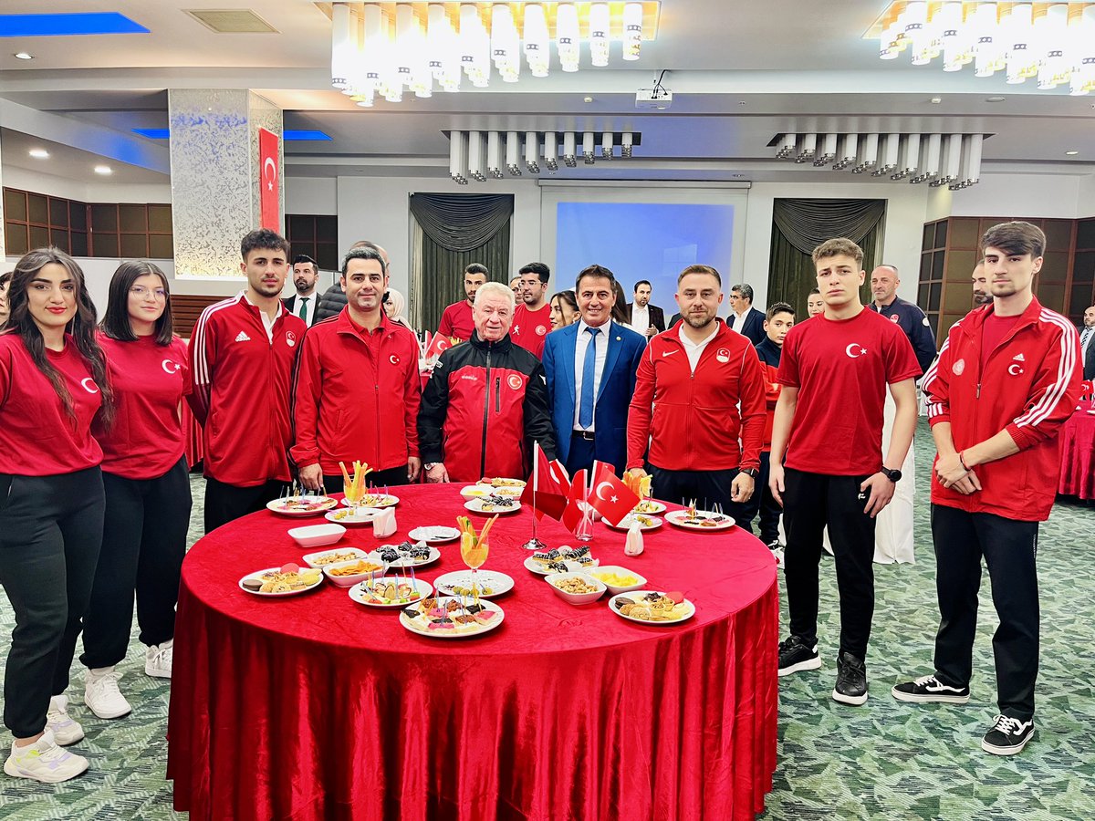 hakantastann1's tweet photo. Cumhuriyetimizin 101. Yılı kutlamaları ve Valilik Resepsiyonunda Spor camiamızla bir aradadaydık…@yusufahlatci @FerhatArc1992 @HibrahimASGIN https://t.co/2IIOerwEQp
