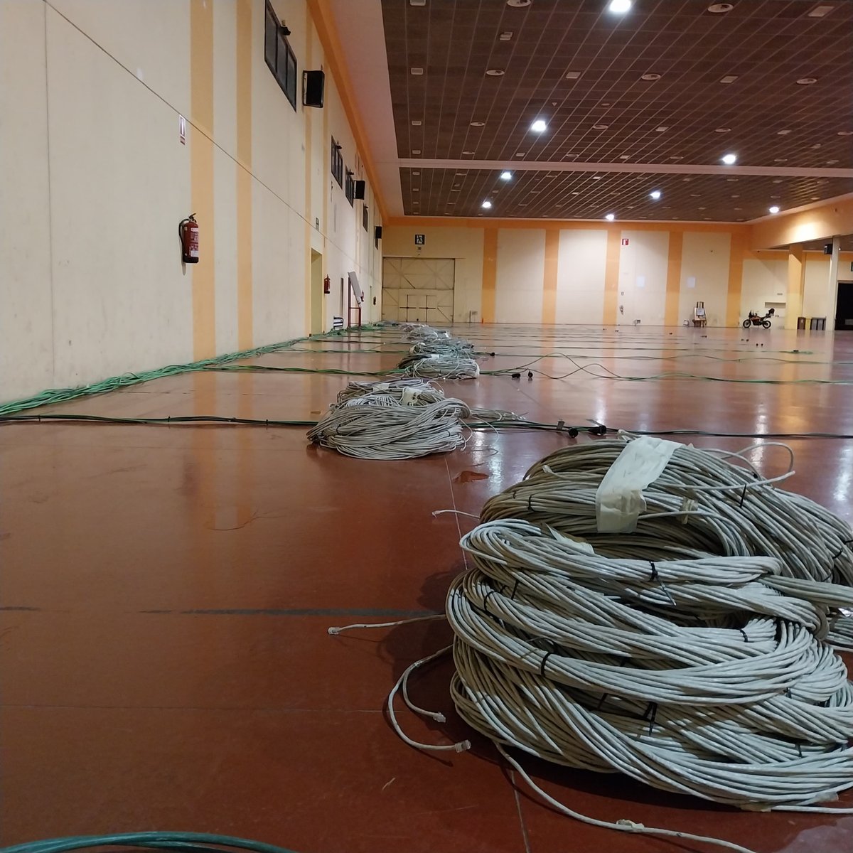 [cat] Comencem el muntatge de la nova edició! Avui ha tocat estendre el cable i a planificar l'espai per a aquest any!
[es] ¡Empezamos la nueva edición! ¡Hoy ha tocado empezar a extender el cable y a planificar el espacio para este año!

#mollerussalanparty #lanparty #mlp2024