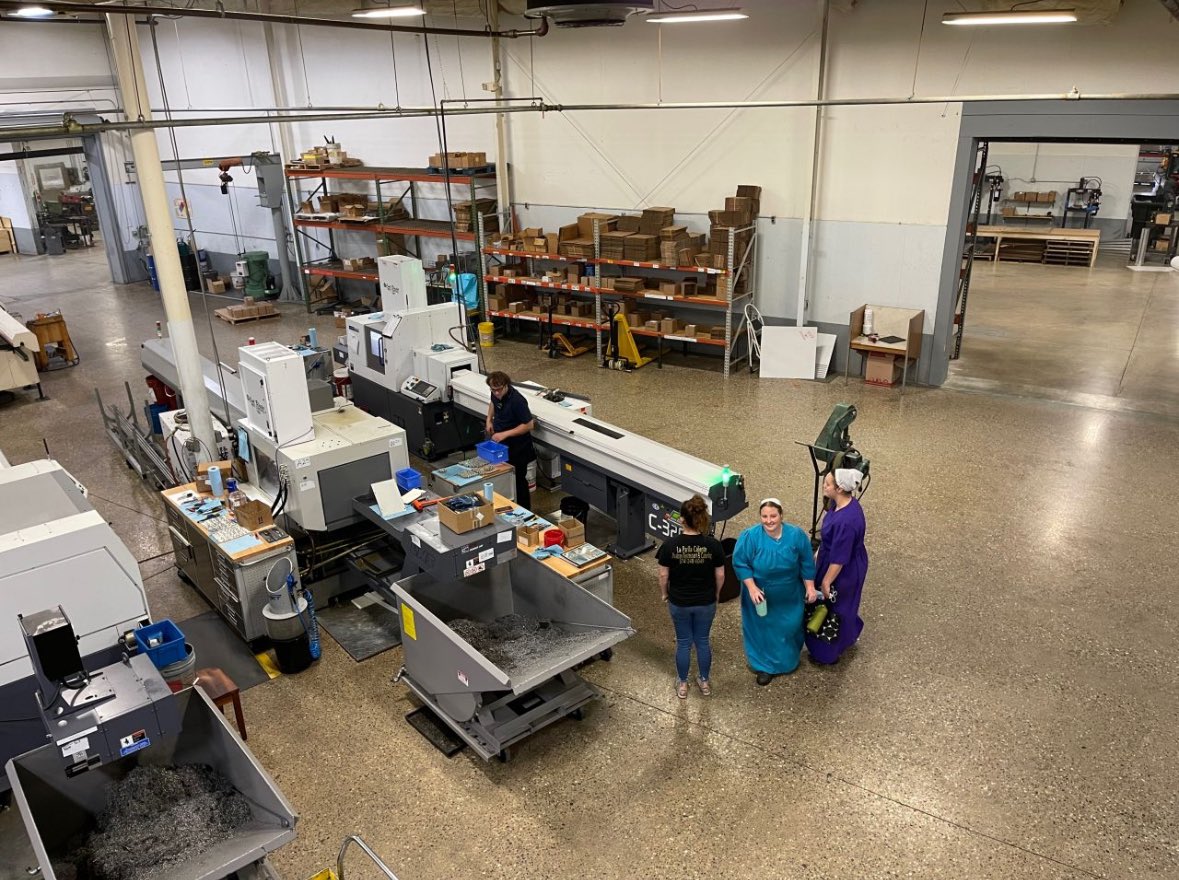 HiLanden's tweet photo. Found an Amish-owned shop running modern CNC machines and pallet changers, all powered by 1,200 rpm natural gas generators https://t.co/vWh2NVJTxr