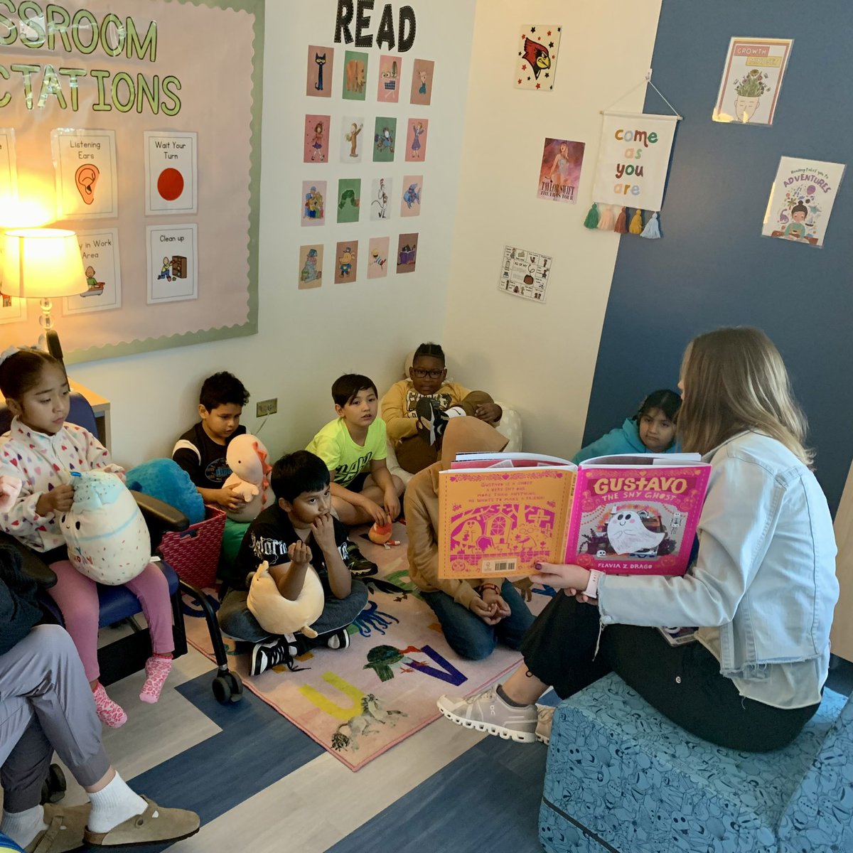 eochoaedu's tweet photo. Story time in Ms. Ochoa's!📚💛

Today, we read the story of 'Gustavo The Shy Ghost' 👻 #gustavotheshyghost #EN 
@ElemNorthD73 #secondgrade #thirdgrade https://t.co/7xBPSwKY1l