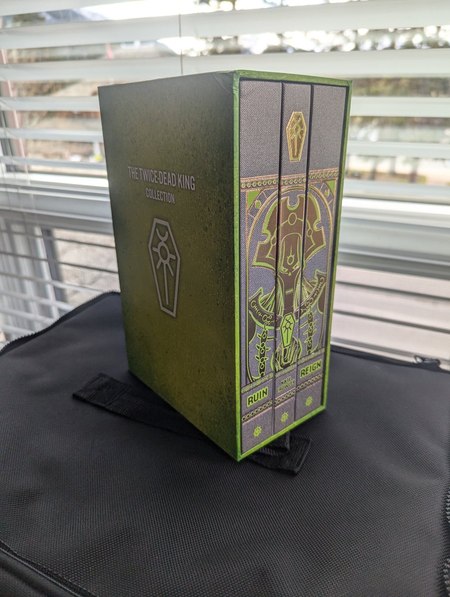 Dangerous_Si's tweet photo. Upon receiving this gilt tome, I found a strange sigil inscribed upon the pages. No sooner had I laid eyes on it than the sounds from the street outside abruptly ceased - no birds sung, the murmur of people vanished. Even the rustle of the wind in the trees was stilled. https://t.co/SdDNyfJPFn