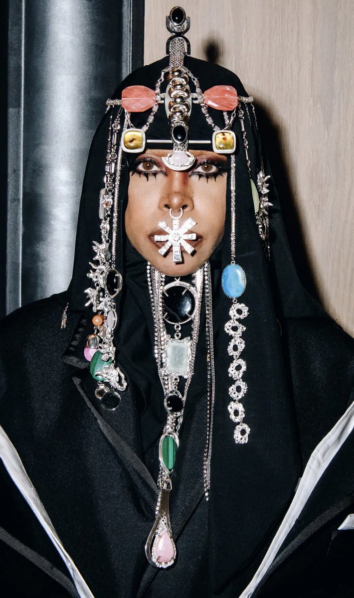 TheSnobette's tweet photo. Exclusive Interview:Designer Chris Habana On Crafting Erykah Badu’s Custom Headpiece For Her CFDA Fashion Icon Award Look:
https://t.co/RdkBSFrgx8
#ErykahBadu
#Chrishabana
#CFDAFashionAwards https://t.co/ReDybtnfeG