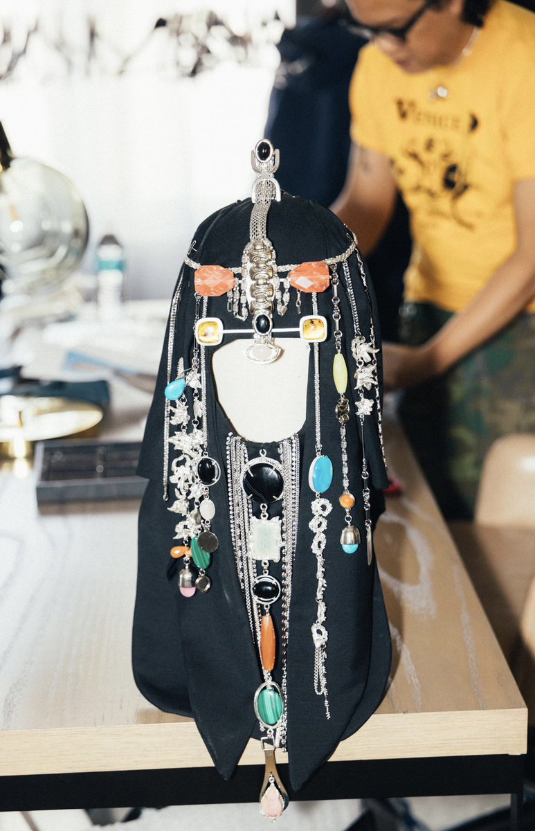 TheSnobette's tweet photo. Exclusive Interview:Designer Chris Habana On Crafting Erykah Badu’s Custom Headpiece For Her CFDA Fashion Icon Award Look:
https://t.co/RdkBSFrgx8
#ErykahBadu
#Chrishabana
#CFDAFashionAwards https://t.co/ReDybtnfeG