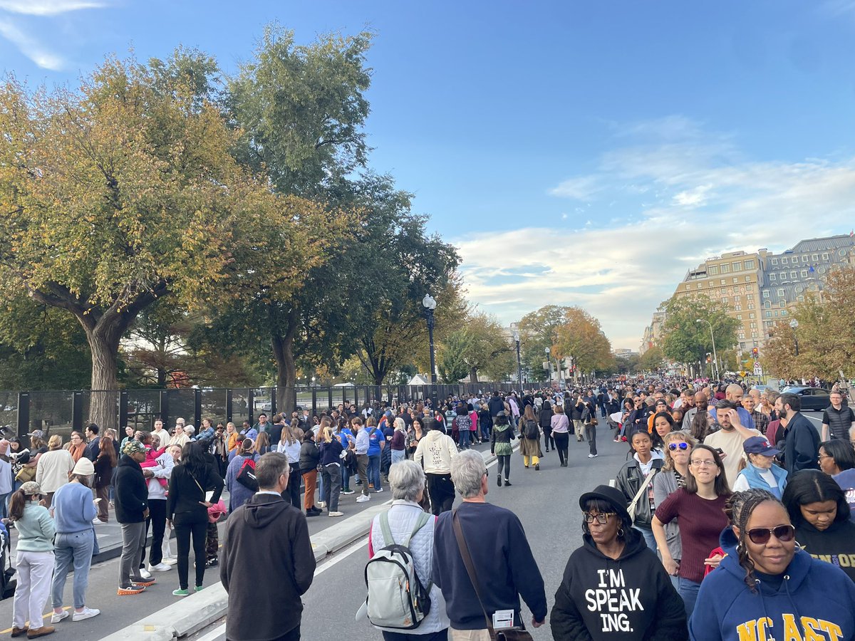At 5:15pm the lines to get into Kamala’s dc rally is snaked 3 times around the ellipse.