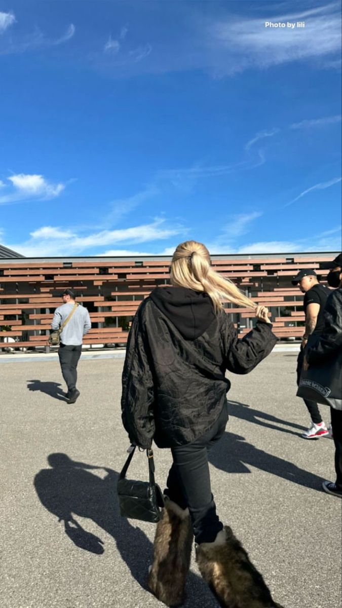 hourly rosé tweet media