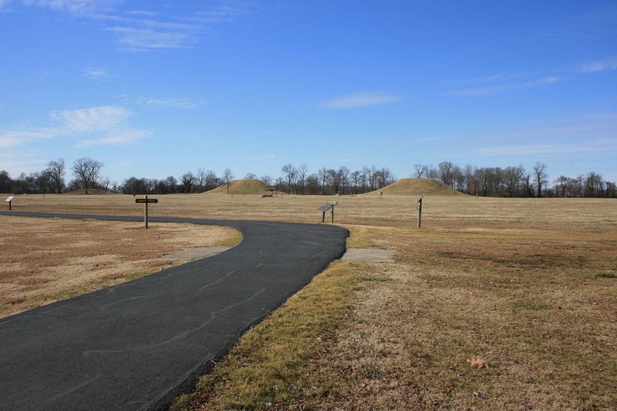 DrGregLittle2's tweet photo. Three large platform mounds remaining at the Plum Bayou Mounds (formerly called Toltec Mounds) near Little Rock, Arkansas. It was a large fortified Native American mound complex in A.D. 1200. It was one of the first mound sites where numerous astronomical alignments were found. https://t.co/Jaa4PsqtJg