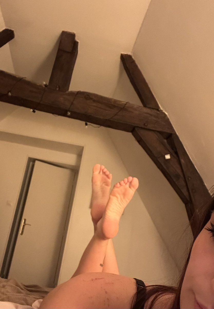glamtoes's tweet photo. J’fais bouffer mes pieds à qui ce soir?? 
j’suis dispo cette nuit les bouffons 

#findom #domina #moneyslavesfr #pied #fetichiste https://t.co/vipBLYBAJl
