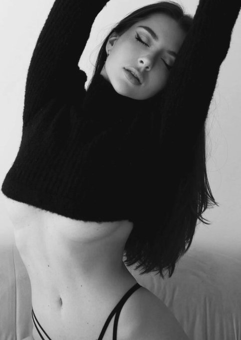 …tus lunares son estrellas que iluminan los placeres ocultos bajo las caricias que se prodigan a un cielo predestinado... y me doy cuenta de que mis labios nacieron para reencontrarse con el Dios que me haces sentir cuando te beso...

youtu.be/WhvVLrBj5aY