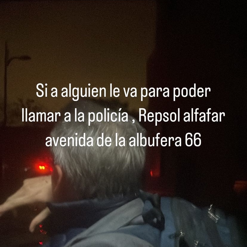 Alguien sabe alguna manera para poder contactar con la policía de Valencia? Mi amiga se ha quedado atrapada en su trabajo Repsol Alfafar avenida de la albufera 66