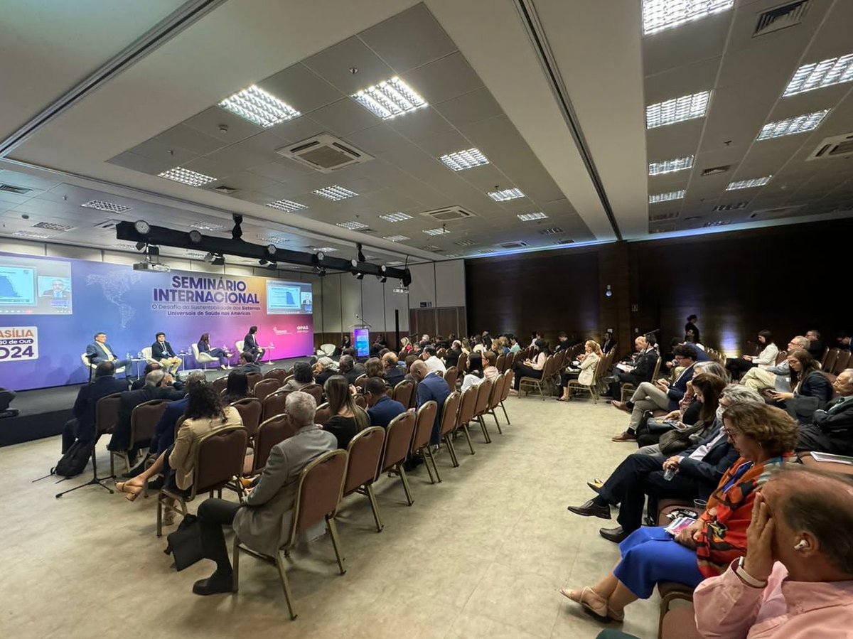 MinSaludCol's tweet photo. El viceministro de Protección Social, @Luis_AMartinezS , participó en el Seminario Internacional "El desafío de la sostenibilidad de los sistemas universales de salud en las Américas", organizado por el Consejo Nacional de Salud CONASS en coordinación con la Organización Panamericana de la Salud y realizado en la ciudad de Brasilia, Brasil.

🗣️Durante su intervención expuso la situación actual de la salud en el país, abordando la necesidad de cambios estructurales para reducir las brechas existentes y garantizar el derecho a la salud para todos los residentes. Además, presentó los principales puntos del proyecto de Ley para una reforma integral del sistema de salud, resaltando los retos y compromisos de Colombia en el camino hacia un sistema de salud más equitativo y sostenible.