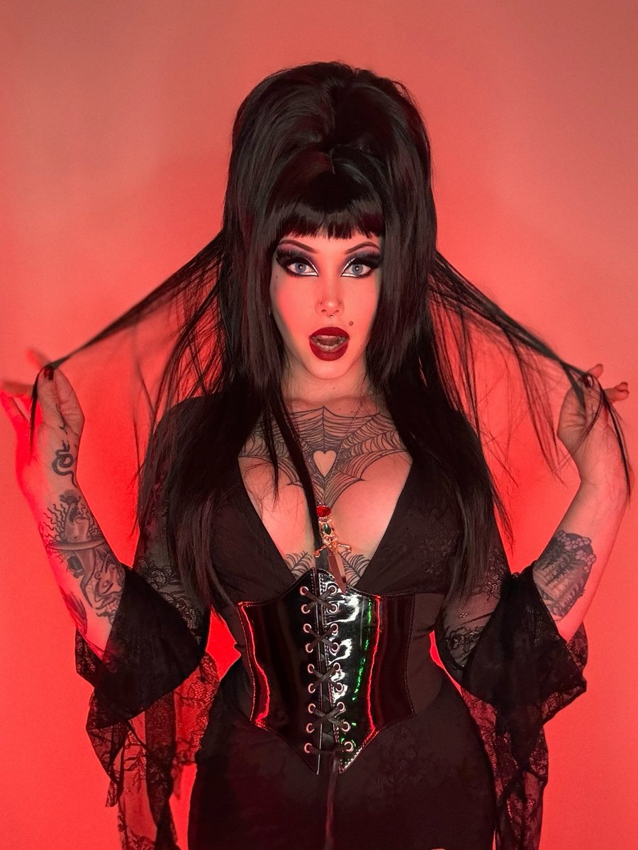 pixierottenX's tweet photo. Elvira mistress of the dark 🦇 #Halloween #elvira #inked https://t.co/vOxbgKFwt5
