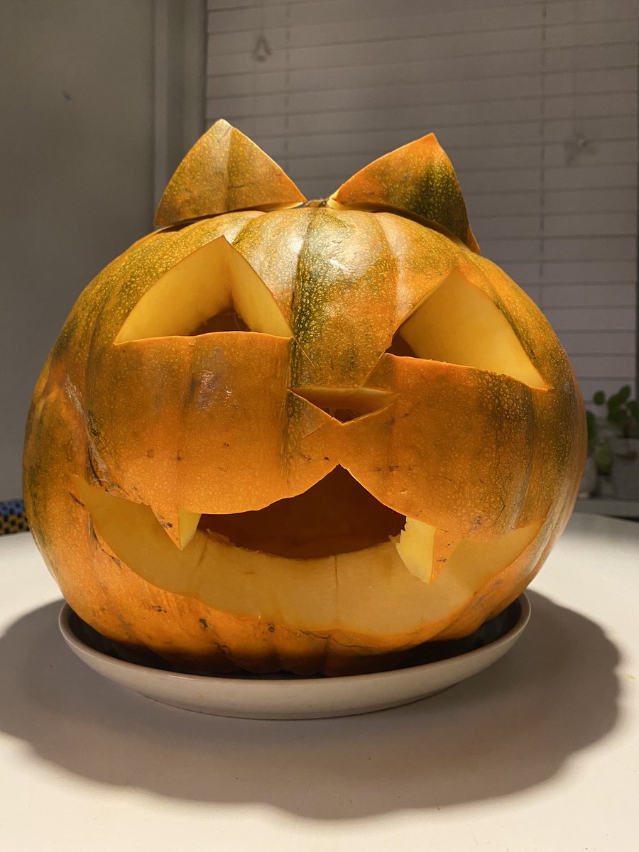 Didn’t have any straps with me when we spotted the perfect pumpkin. No problem! #Quexing #cycling #halloween #CarryShitOlympics