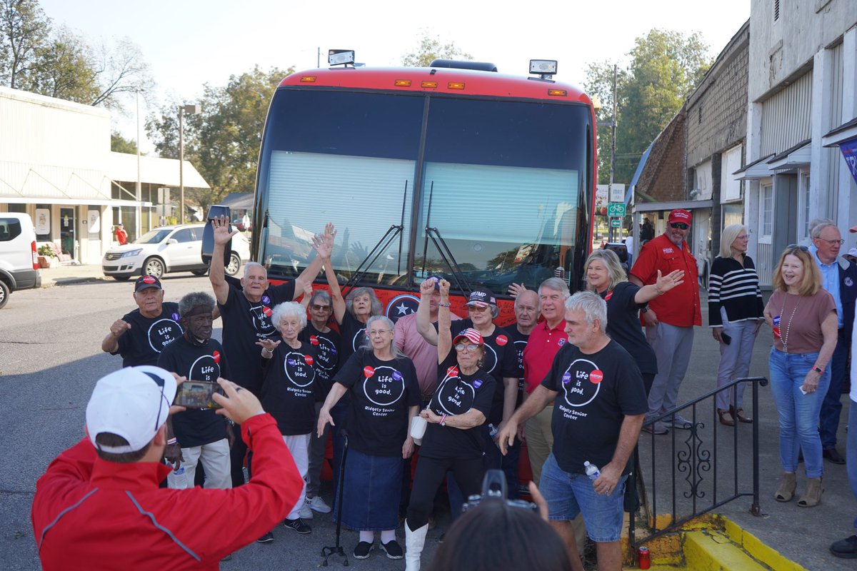 CSexton25's tweet photo. What a HUGE crowd for the first GOP rally ever in Lake County! Ridgely brought the energy for our last stop of the day. #Stop30 #FreedomTour https://t.co/m9N2Cb8GO2