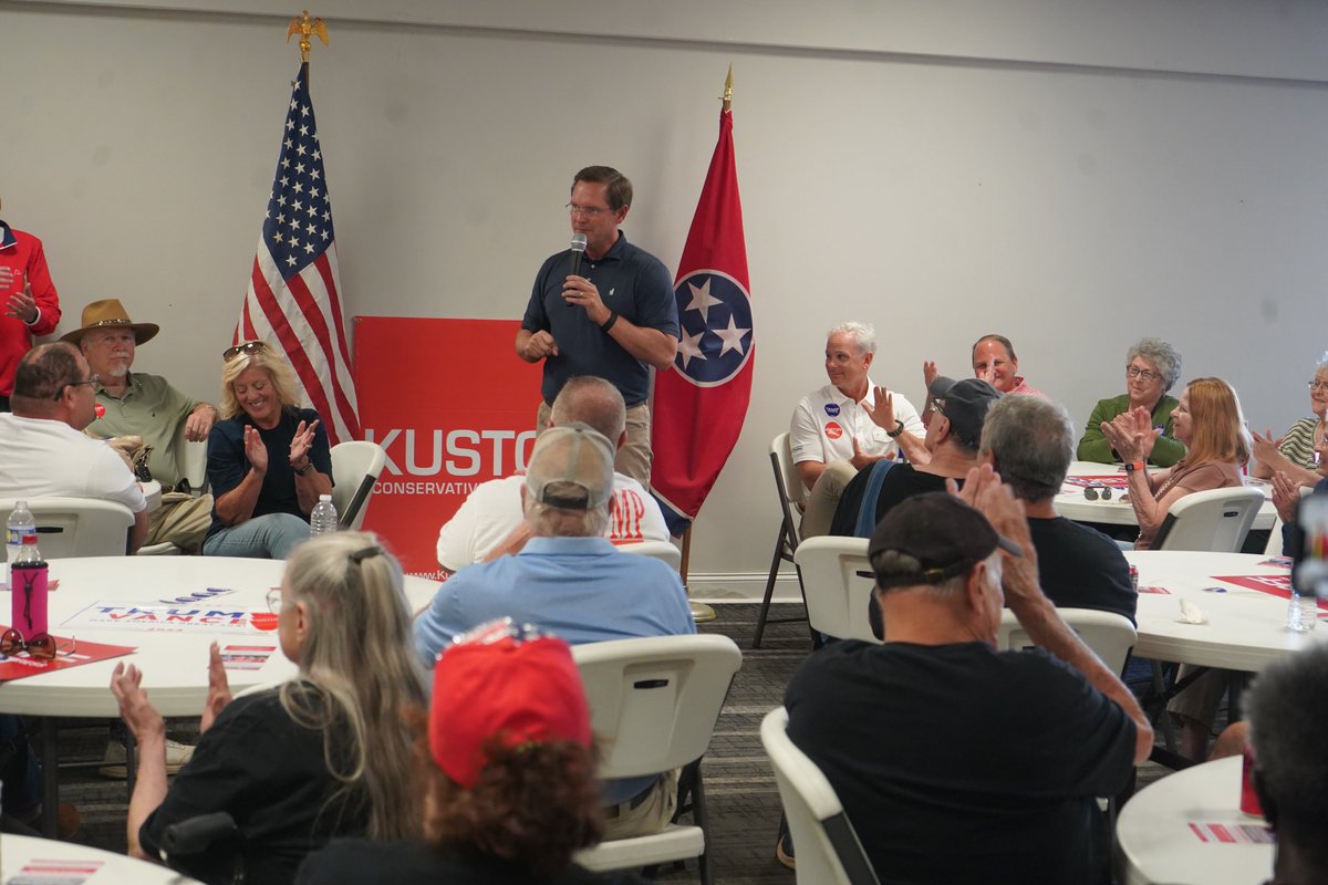 CSexton25's tweet photo. What a HUGE crowd for the first GOP rally ever in Lake County! Ridgely brought the energy for our last stop of the day. #Stop30 #FreedomTour https://t.co/m9N2Cb8GO2