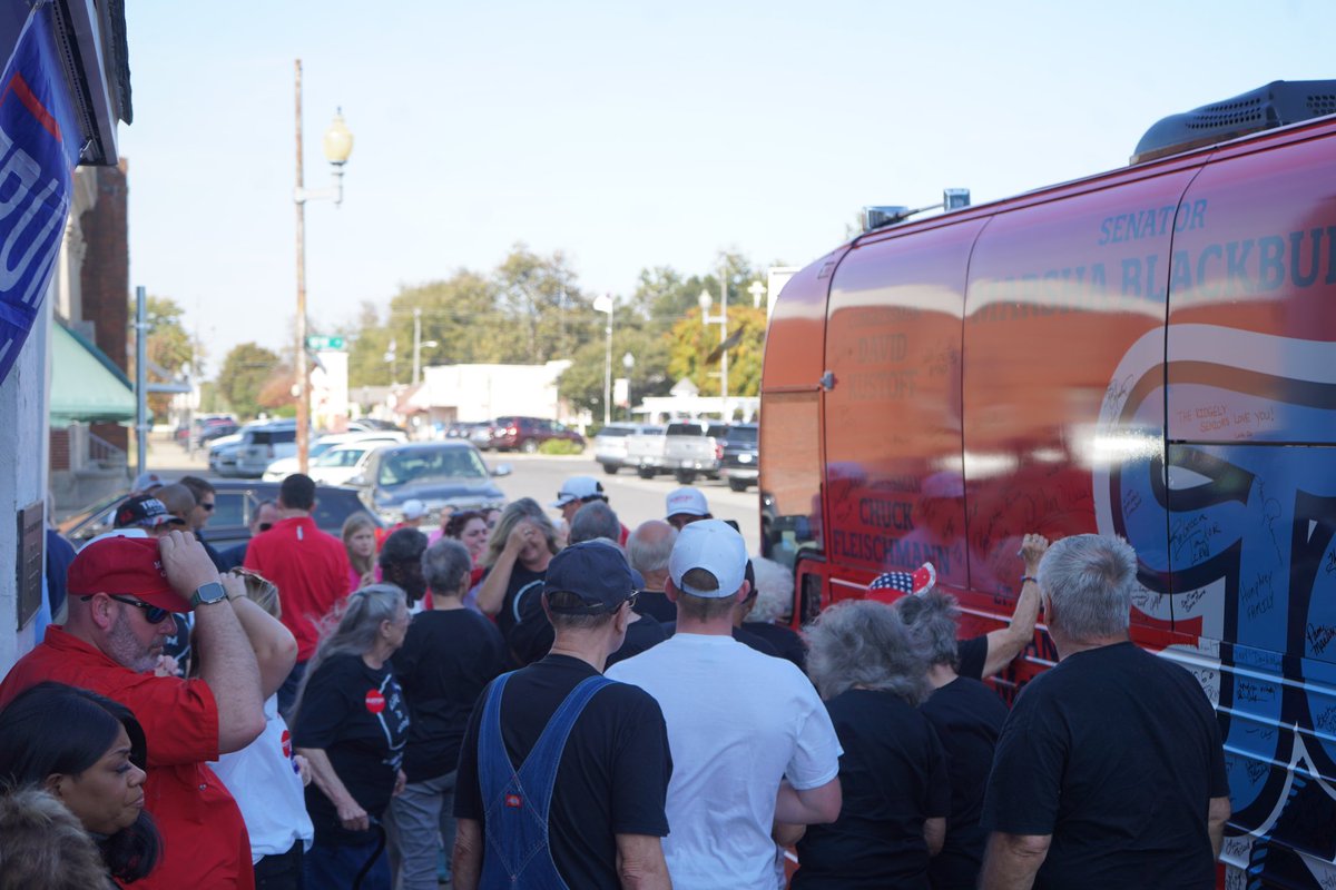 CSexton25's tweet photo. What a HUGE crowd for the first GOP rally ever in Lake County! Ridgely brought the energy for our last stop of the day. #Stop30 #FreedomTour https://t.co/m9N2Cb8GO2