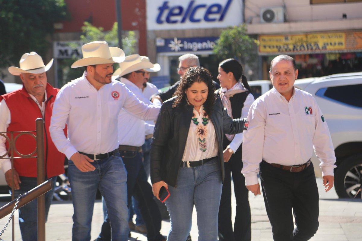 LaloSerranoZ's tweet photo. #LaserInformativo

#Locales|| *#PRI fortalece su compromiso con el campo duranguense*

La presidenta nacional de la @CNC_Durango se reunió con líderes en #Durango y ofreció su apoyo a campesinos y productores

@ErnestoAlanisH destacó el respaldo del Gobernador @EVillegasV al campo con suplementos, semillas y exportación ganadera

En un encuentro significativo para el sector rural de Durango, la Confederación Nacional Campesina recibió la visita de su presidenta nacional, la diputada Leticia Barrera Maldonado, quien se reunió con cuadros cenecistas y representantes locales, donde se resaltó la importancia de mantener un diálogo cercano y fortalecer las estrategias en favor de los campesinos, ejidatarios y productores de la región.

El presidente estatal del @CDE_PRI_Durango , @ErnestoAlanisH , reconoció la incansable labor de la CNC y destacó su papel fundamental en el desarrollo de Durango, “en el PRI, entendemos la importancia de ser solidarios y mantenernos cercanos a nuestros campesinos. Su esfuerzo es el pilar que sostiene gran parte del desarrollo de nuestro estado, y nuestra obligación es estar con ellos, apoyarlos y brindarles las herramientas necesarias para prosperar”. 

También resaltó el apoyo del gobierno de Esteban Villegas al campo, como la entrega de suplemento alimenticio para 17 mil productores y semillas para impulsar la agricultura, así mismo destacó que Durango es el tercer exportador nacional de ganado, generando 3,500 millones de pesos en beneficio de los productores locales, “por estas razones, en equipo con el gobernador, nos mantenemos firmes en el compromiso de trabajar en el bienestar del campo duranguense”, afirmó Ernesto Alanís.
