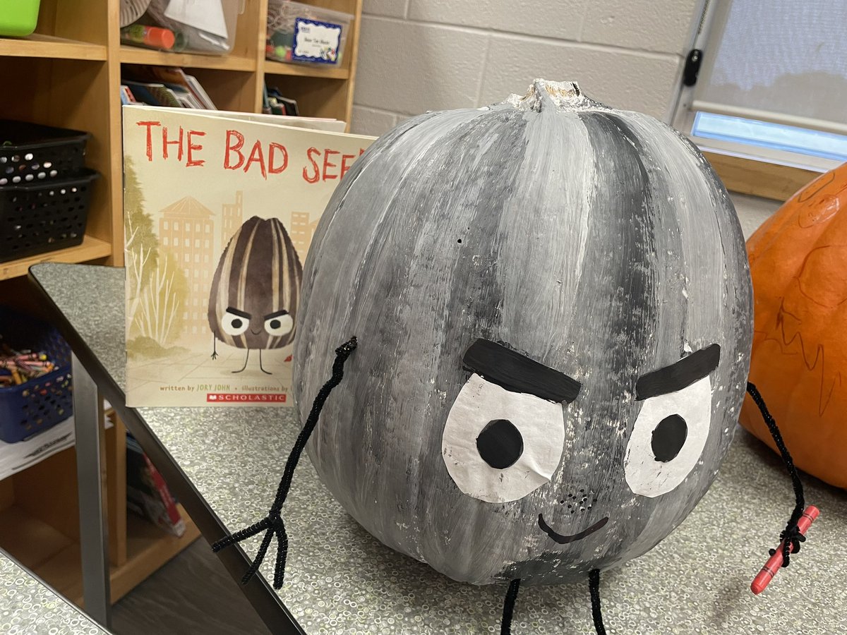 🎃📚 Our school’s Apple School initiative is bright with teamwork, creativity, and imagination! Our students came together to decorate pumpkins inspired by their favorite library books. Great job Kodiaks! 📖