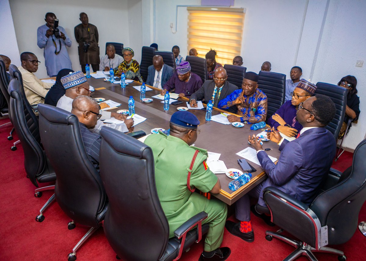 ayowisdom_'s tweet image. Today, I held my maiden meeting with top management of the Ministry of Youth Development, including the Permanent Secretary, Mr. Olubunmi Olusanya; Directors of the Ministry; Director General of NYSC, Brig. Gen. YD Ahmed; and the Director General, CLTC, Mr. Adesoji Eniade.…