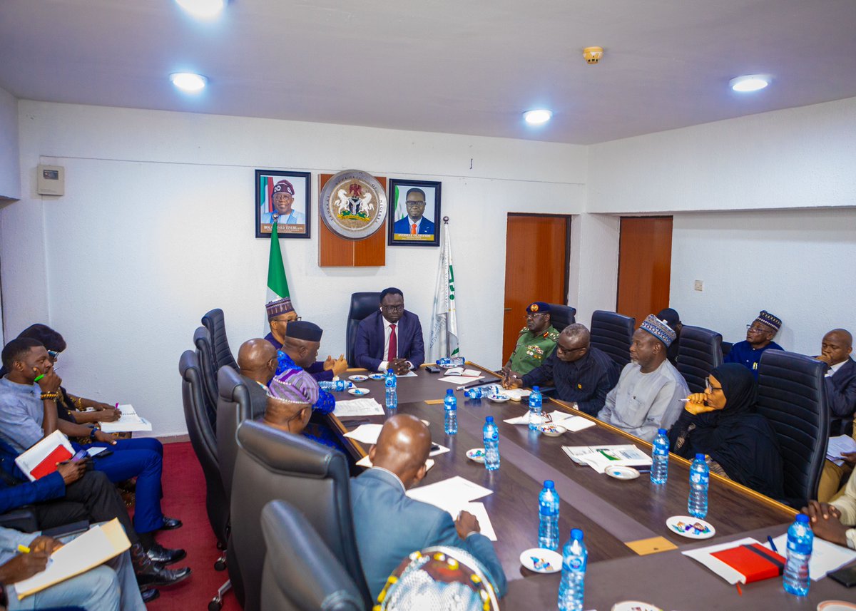 ayowisdom_'s tweet image. Today, I held my maiden meeting with top management of the Ministry of Youth Development, including the Permanent Secretary, Mr. Olubunmi Olusanya; Directors of the Ministry; Director General of NYSC, Brig. Gen. YD Ahmed; and the Director General, CLTC, Mr. Adesoji Eniade.…