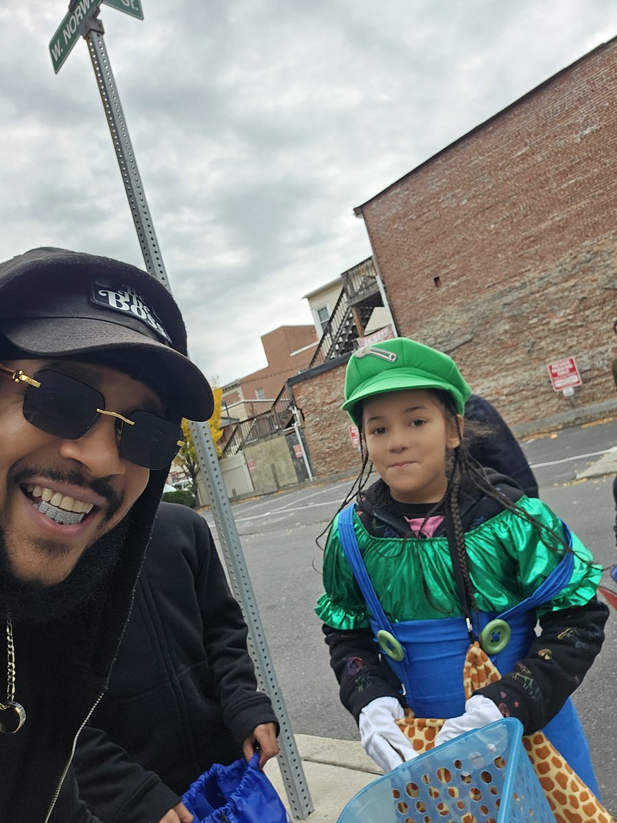 rasannunes1's tweet photo. My kids are going to in the Halloween parade tonight at 7 pm! 🎃👻 I had so much fun at the office taking care of the neighborhood kids and giving back to my community. #BOSSS #Halloween #TheMetaOffice #NunesInvestments https://t.co/8j6iShAynE https://t.co/ym9wDwK4D6