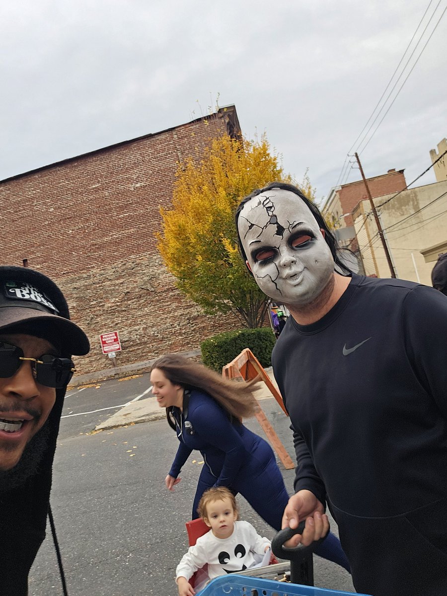 rasannunes1's tweet photo. My kids are going to in the Halloween parade tonight at 7 pm! 🎃👻 I had so much fun at the office taking care of the neighborhood kids and giving back to my community. #BOSSS #Halloween #TheMetaOffice #NunesInvestments https://t.co/8j6iShAynE https://t.co/ym9wDwK4D6