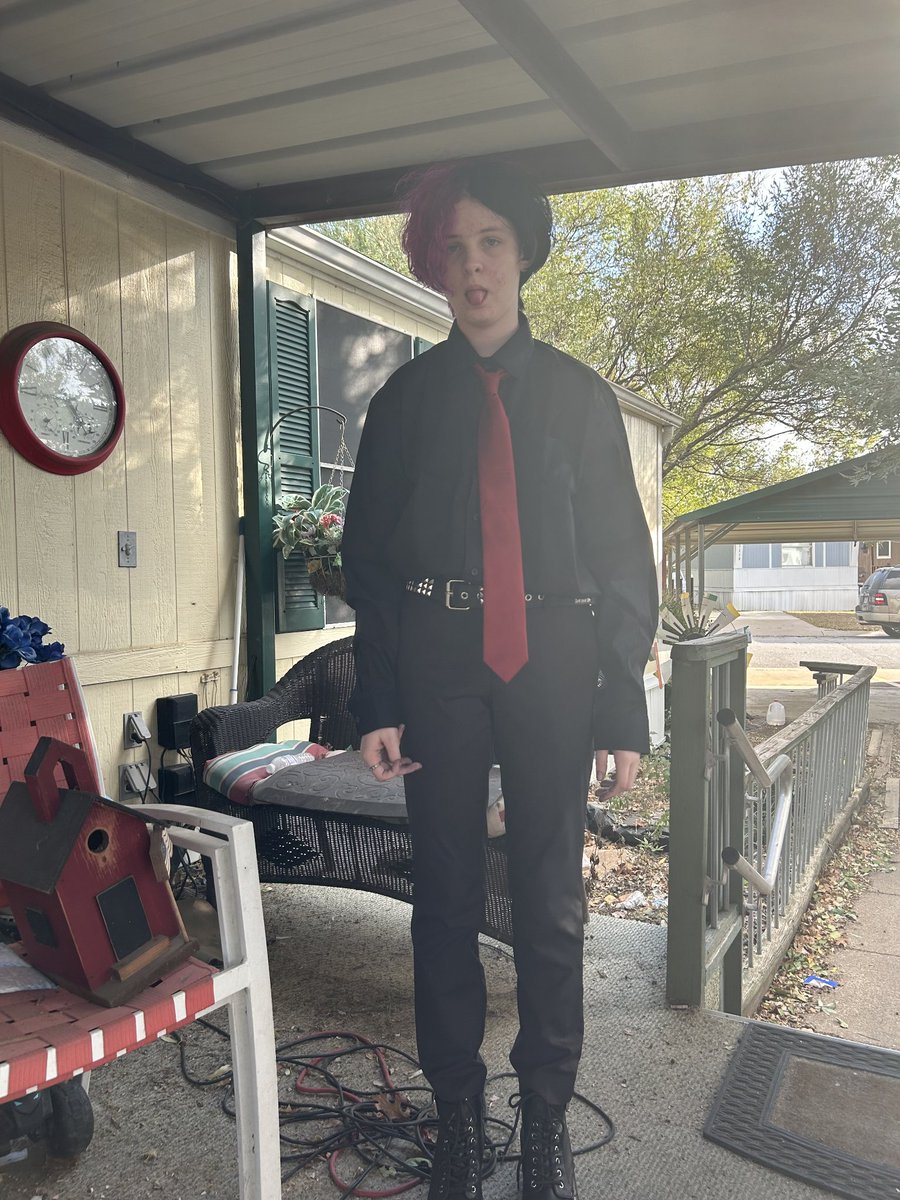 RolltideKara's tweet photo. My daughter dresses up as Billy Joe of @GreenDay for halloween! https://t.co/gLRI7iTgJX