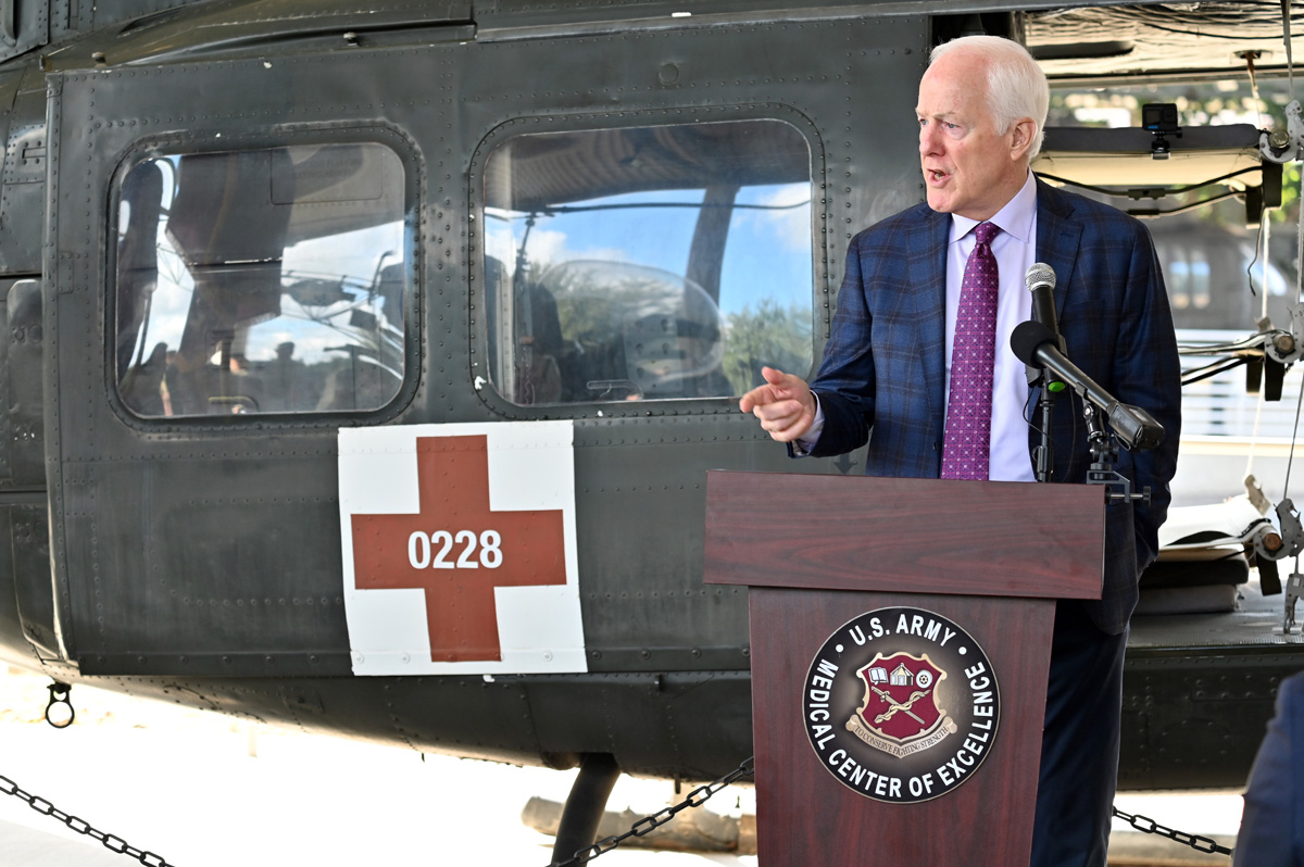 medcoe's tweet image. MEDCoE, Sen. J. Cornyn (TX) &amp;amp; retired MG Patrick Brady honored the “Dustoff Crews of the Vietnam War Congressional Gold Medal Act” in a ceremony on JBSA-Ft Sam Houston
Read more: dvidshub.net/r/3kxc3x 
Watch it here: youtu.be/1IaOR4icDZ4
#DUSTOFF #VietnamWar #ArmyMedicine