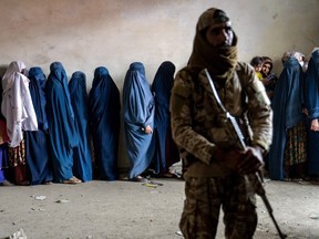 NewsAlgebraIND's tweet image. SHOCKING NEWS 🚨 Taliban bans Muslim women from hearing other women’s voice.

Taliban ends Women&apos;s rights. Entire World in SH0CK !!

Taliban has classified women&apos;s voices as &apos;awrah,&apos; signifying that they should be concealed. 

Taliban minister Mohammad Khalid Hanafi said that…