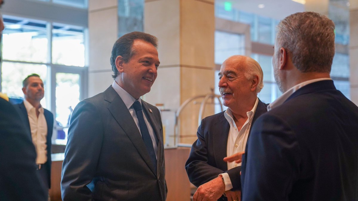 itobisono's tweet photo. Hoy, sostuvimos un grato encuentro con los expresidentes de Colombia, @AndresPastrana_ e @IvanDuque, con quienes conversamos sobre nuevos proyectos e ideas para impulsar el desarrollo de la República Dominicana y América Latina, siempre con un firme compromiso en los valores de democracia, institucionalidad, libertad y progreso para nuestras naciones. 🇩🇴🇨🇴