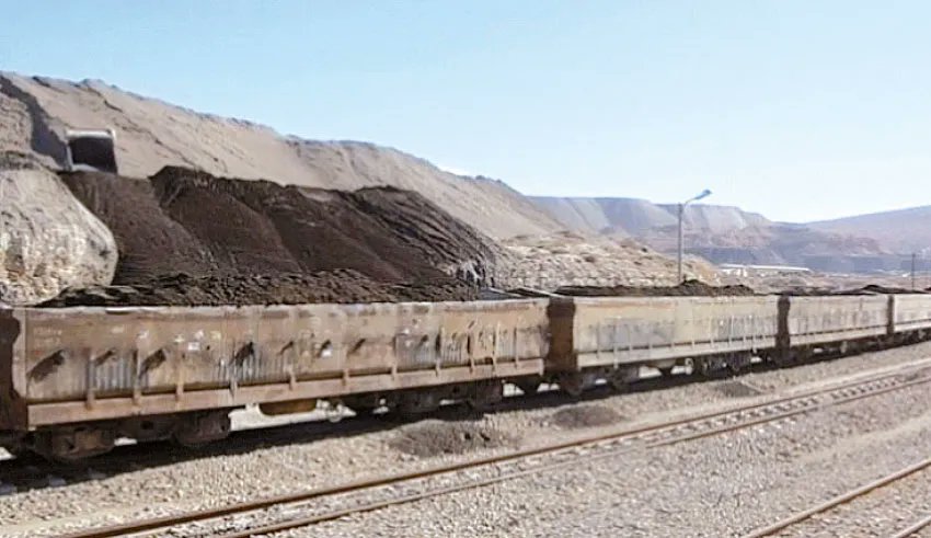 TapNewsAgency's tweet photo. #Tunisia: The experimental phase of phosphate transport by rail began from #Redeyef station in #Gafsa Tuesday after a 7-year break, as a train of 18 wagons with a capacity of 864 tonnes left for the #GCT plants in #Ghannouche, #Gabes, the SNCFT said in a press release. #TAP_En https://t.co/EyL0MTSqqm