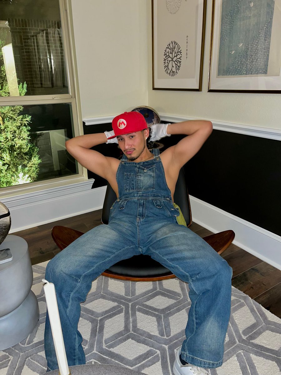 rickyychavezz's tweet photo. Felt cute, might save the princess later https://t.co/2r82YBTPWK